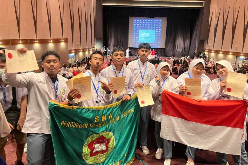 IMG-20250602-WA0019 Tujuh siswa-siswi SMA Perguruan Islam Al Ulum Terpadu berhasil meraih medali perak (silver medal) di ajang World Young Inventors Exhibition (WYIE) yang diikuti 700 tim dari 19 negara.