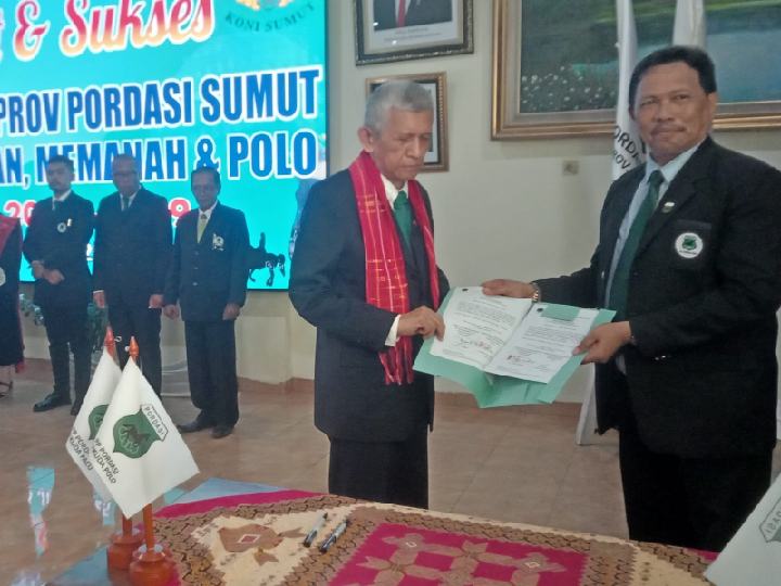 IMG-20250603-WA0050_resize_64 TERIMA NASKAH-Ketua Pengprov Pordasi Pacu Sumut Periode 2025-2029 Firdaus Tarigan SH MM CLA (kanan) menerima naskah salinan pelantikan dan pengukuhan dari Ketum PP Pordasi Pacu Teddy Soediro, usai prosesi yang dipusatkan di Aula KONI Sumut, Selasa (03/06/2025). Foto/mdc/asril tanjung