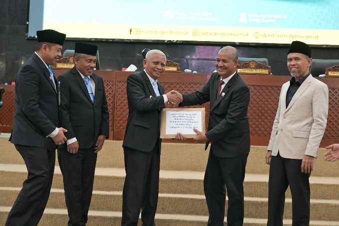 Screenshot_20250718_095331 Wakil Gubernur Sumatera Utara (Sumut) Surya usai menyampaikan Jawaban Gubernur Sumut terhadap Pemandangan Umum Fraksi atas Ranperda tentang RPJMD Provinsi Sumut Tahun 2025-2029, dalam Rapat Paripurna di Gedung DPRD Sumut, Jalan Imam Bonjol Medan, Kamis (17/7/2025).