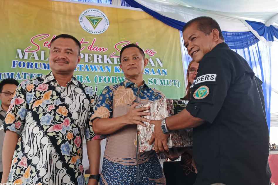 IMG-20250802-WA0036 Ketua Forwaka Sumut, Irfandi (kanan) bersama Wakil Kepala Kejaksaan Tinggi Sumatera Utara, Sofyan Selle SH MH (tengah) dan Ketua PWI Sumut Farianda.