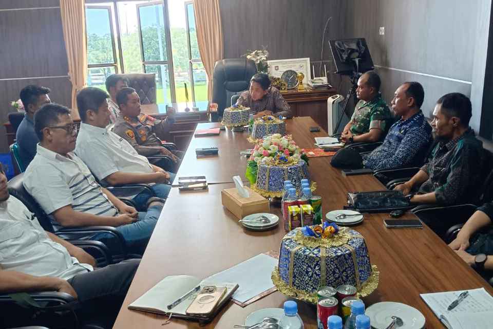 PT BIM ungkap sejumlah bukti foto pertemuan saat kegiatan kerja dengan PT PAM Mineral. Serta beberapa kali pertemuan di ruangan kantor PT BIM dengan Dirut PT PAM Mineral Rudi Tjanaka.