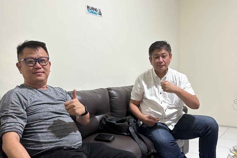 Foto salah satu pertemuan PT BIM dengan Dirut PT PAM Mineral Rudi Tjanaka (kemeja putih), saat kerjasama kedua belah pihak.