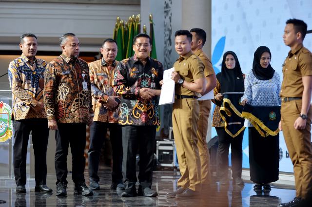 Sekretaris Daerah Provinsi Sumatera Utara Togap Simangunsong menyerahkan dokumen persyaratan pengangkatan sebagai CPNS kepada para lulusan Institut Pemerintahan Dalam Negeri (IPDN) Angkatan XXXII Tahun 2025 di Aula Raja Inal Siregar Lantai 2 Kantor Gubernur Sumut Jalan Diponegoro Kota Medan, Kamis (4/9/2025). Foto/Diskominfo Sumut