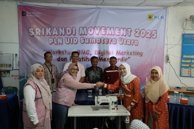 Penyerahan Mesin Bordir oleh Champion Srikandi UID Sumut kepada Ketua PKK Kecamatan Biru-Biru