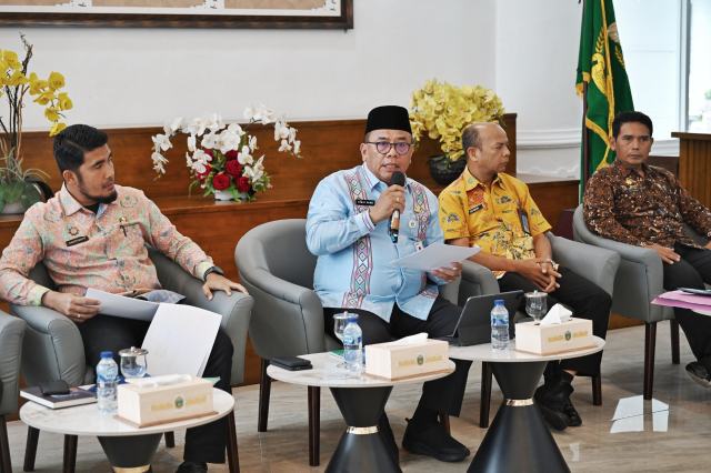20251023_232927_resize_48 Pemprovsu melalui Dinas Pemberdayaan Masyarakat dan Desa, Kependudukan dan Catatan Sipil Provinsi Sumut melakukan Konferensi Pers terkait "Sinergi Pemberdayaan Desa dan Administrasi Kependudukan Untuk Pembangunan Yang Tepat Sasaran". Kegiatan difasilitasi Dinas Kominfo Sumut ini berlangsung di Lobby Dekranasda Lantai 1 Kantor Gubernur Sumut Jalan Diponengoro Nomor 30 Medan, Kamis (23/10/2025). Foto/Diskominfo Sumut