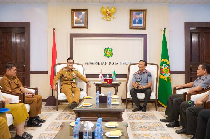 Kepala Kantor Wilayah Kementerian Hukum Sumatera Utara, Ignatius Mangantar Tua Silalahi beraudiensi dengan Wali Kota Medan Rico Waas, di Balai Kota, Senin (20/10/2025).