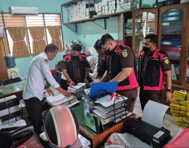 IMG-20251104-WA0077 Tim Pidsus Cabang Kejaksaan Negeri (Cabjari) Deliserdang di Labuhan Deli melakukan penggeledahan Kantor Kementerian Agama (Kemenag) Kabupaten Deliserdang, Jalan Sudirman No. 5, Lubuk Pakam terkait pengelolaan Dana BOS, Senin (3/11/2025).