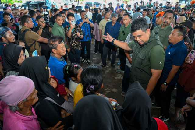 Gubernur Sumut, Bobby Nasution meninjau ruas jalan putus di Kecamatan Padangtualang, Kabupaten Langkat, Jum'at (5/12/2025). Ruas jalan tersebut merupakan jalur alternatif masyarakat Padangtualang menuju Stabat dan Tanjungpura.