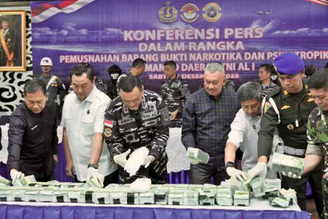 Penjabat (Pj) Sekretaris Daerah Provinsi (Sekdaprov) Sumatera Utara (Sumut) Sulaiman Harahap menghadiri konferensi pers pemusnahan barang bukti narkotika dan psikotropika hasil tangkapan Tim Koarmada I TNI AL di Belawan, Sabtu (6/12/2025).