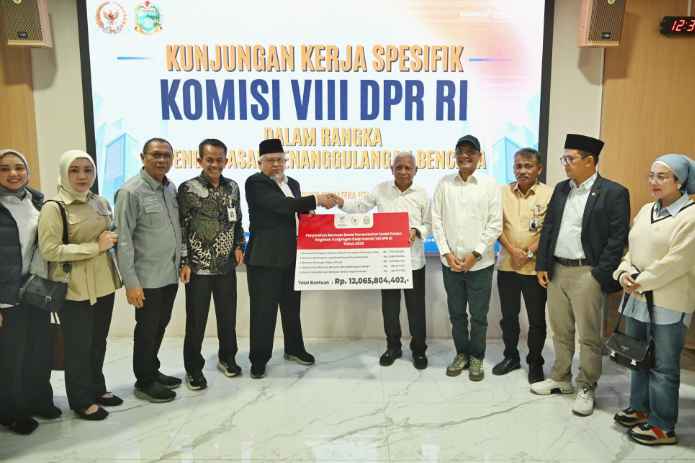 Wakil Gubernur Sumatera Utara (Sumut) Surya menerima kunjungan kerja Komisi VIII Anggota DPR-RI dalam rangka Pengawasan Penanggulangan Bencana di Provinsi Sumatera Utara di Ruang Rapat I Lantai II Kantor Gubernur Sumut Jalan Diponegoro Nomor 30 Medan, Sabtu (6/12/2025).