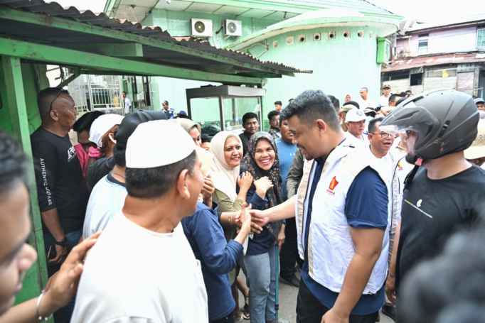 Gubernur Sumatera Utara (Sumut) Muhammad Bobby Afif Nasution menyapa warga di Kelurahan Aur, Kecamatan Medan Maimun, Kota Medan saat turut serta dalam Aksi Bersih aliran Sungai Deli dalam rangka HUT ke-18 Partai Gerindra, Minggu (8/2/2026).
