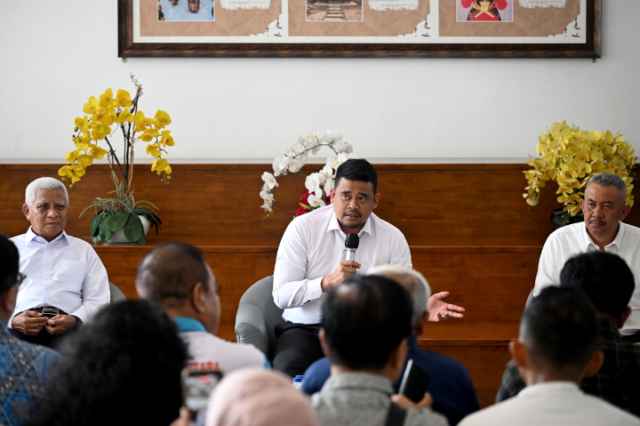 Gubernur Sumatera Utara (Sumut) Muhammad Bobby Afif Nasution didampingi Wakil Gubernur Sumut Surya, dan Pj Sekdaprov Sumut Sulaiman Harahap, saat temu pers terkait penetapan Upah Minimum Provinsi (UMP) Tahun 2026 di Lobby Dekranasda, Kantor Gubernur, Jalan Diponegoro, Medan, baru-baru ini.