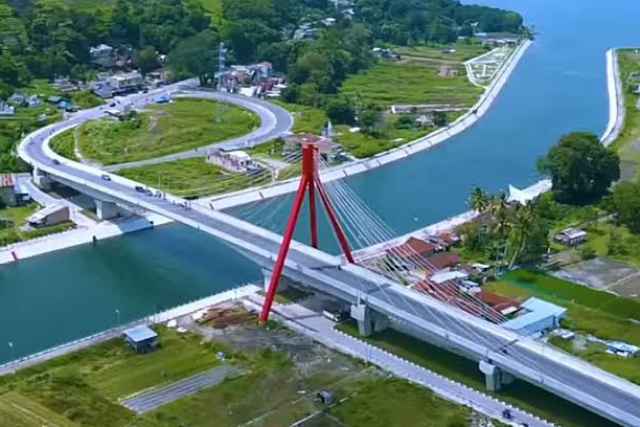 Jembatan Tano Ponggol yang menghubungkan Pulau Sumatera dan Pulau Samosir.