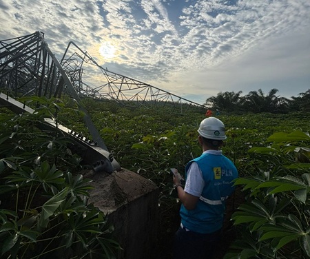 Personel PLN sedang memeriksa kondisi tower transmisi yang tumbang akibat cuaca ekstrem yang terjadi, Kamis (4/6/2026) pukul 20.03 WIB di Sumatera Utara.