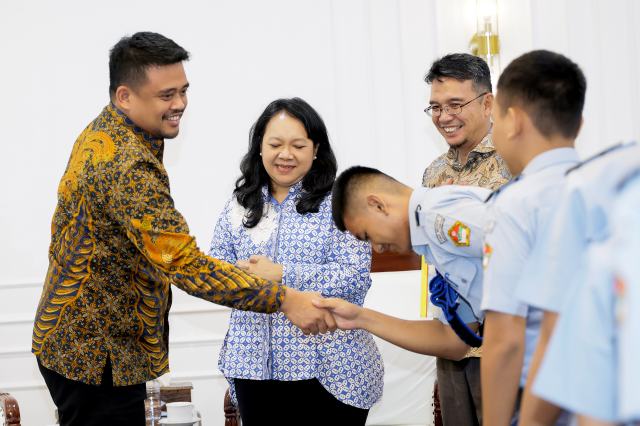 20260710_231751_resize_78 Gubernur Sumatera Utara (Sumut) Muhammad Bobby Afif Nasution menerima audiensi Ketua Dewan Pengawas Yayasan Matauli, Fitri Krisnawati Tandjung, bersama rombongan siswa-siswi SMA Negeri 1 Matauli Pandan dan Kepala Sekolah Deden Rachmawan di ruang kerjanya di Kantor Gubernur Sumatera Utara, Jalan Diponegoro Nomor 30, Medan, Jumat (10/7/2026). Foto/Diskominfo Sumut
