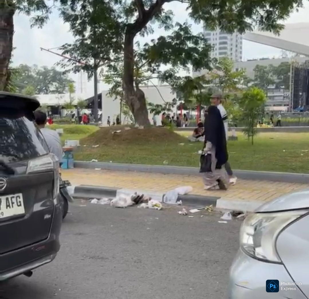 Kawasan Lapangan Merdeka tampak berserakan dengan sampah saat CFD berlangsung tiap akhir pekan. (Ist)!