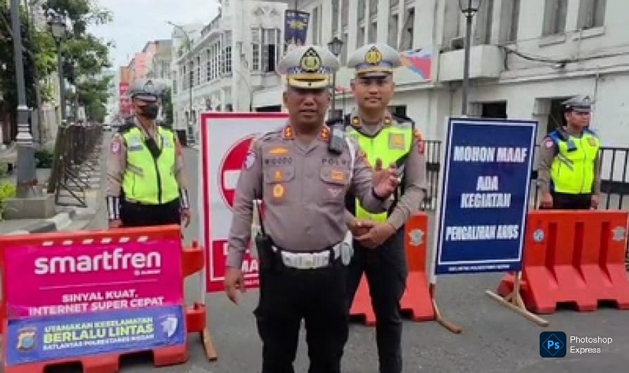 Kasat Lantas Restabes Medan AKBP Widodo berikan keterangan penutupan ruas jalan. (Kitamedan.com)