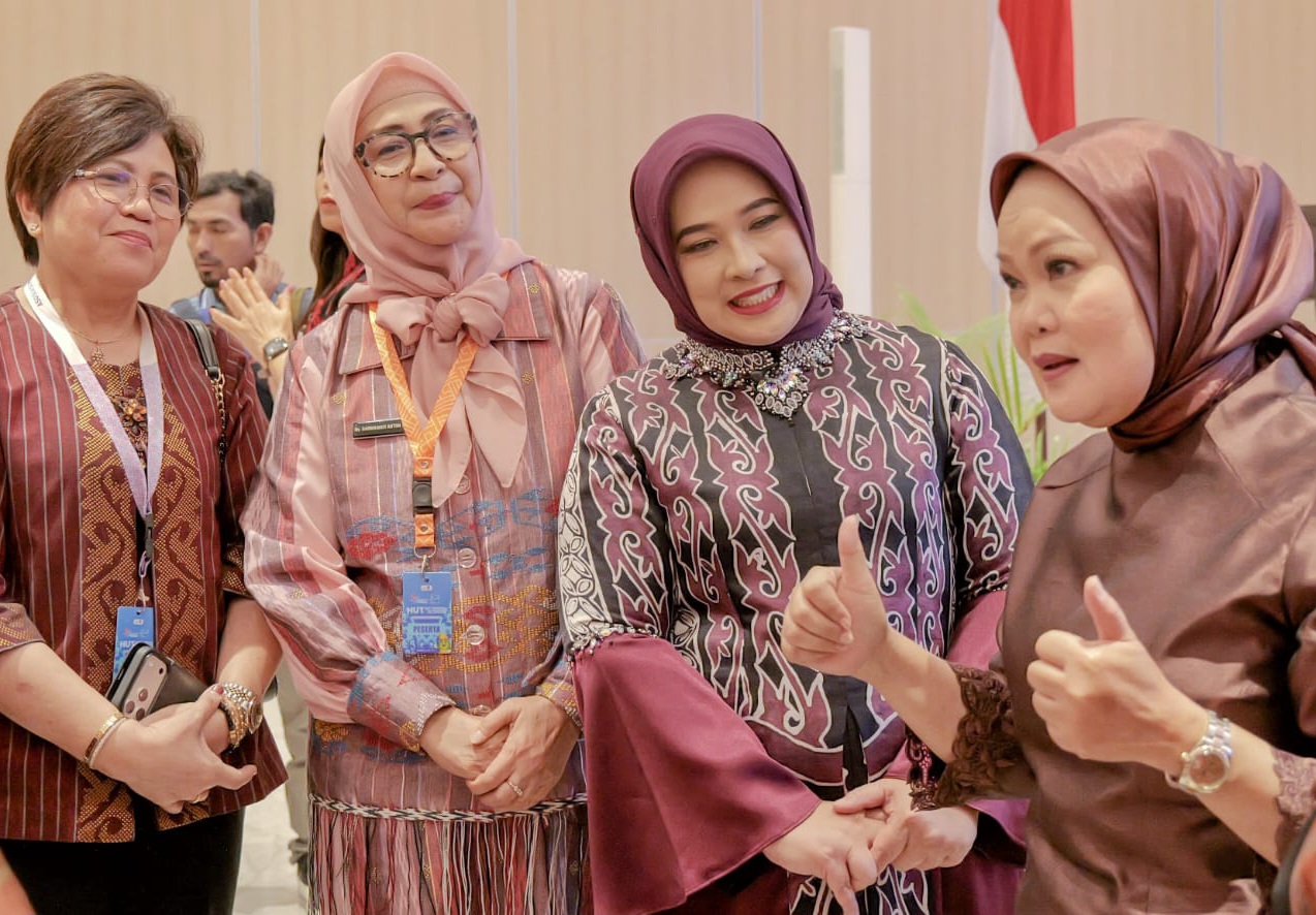 Ketua TP PKK Simalungun, Darmawati (pakai kacamata) bersama Ketua TP PKK se Sumatera Utara. Foto: dokumen Dinas Kominfo Simalungun