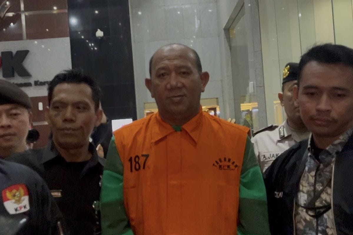 IMG-20260704-WA0001 Syah Afandin kenakan baju khas tahanan KPK di Gedung Merah Putih, Jakarta. (Kompas)