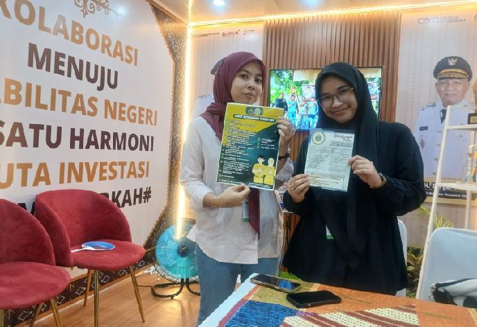 IMG-20260705-WA0004_resize_30 Petugas stan Badan Kesatuan Bangsa dan Politik Provinsi Sumut di arena PRSU, Jalan Gatot Subroto Medan, Sabtu (4/7/2026).