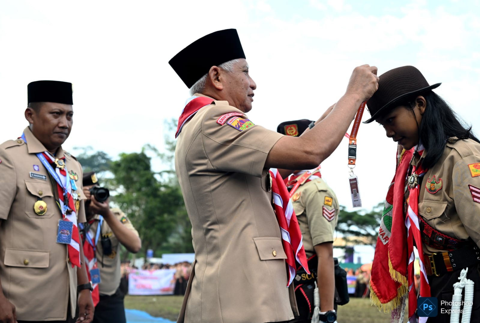 Wagub Surya secara simbolis menyematkan tanda peserta sebagai bentuk resmi penyemangat bagi seluruh Pramuka yang hadir. (Kominfo Sumut Dok)