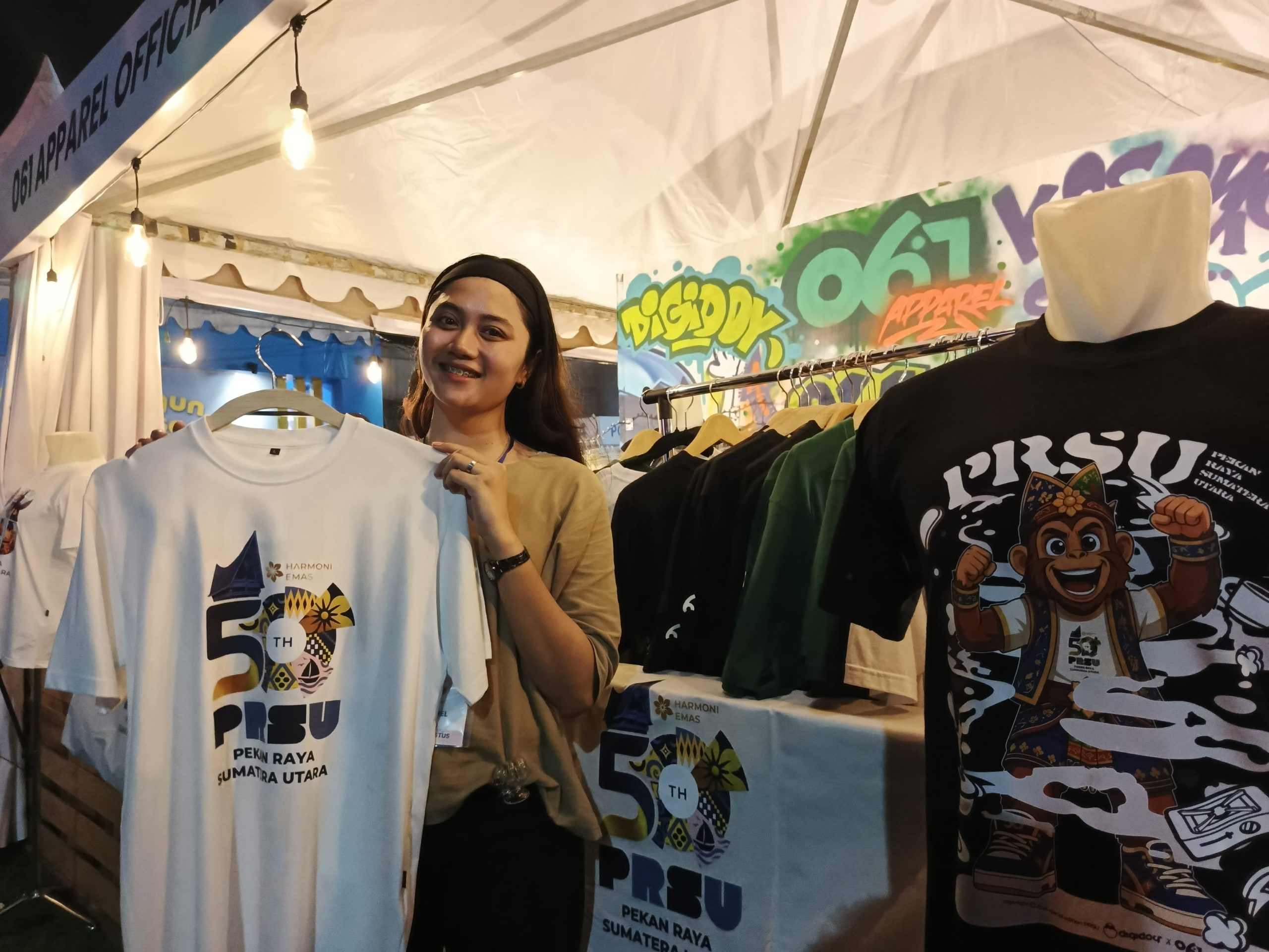 Salah satu pengunjung di stand 061 apparel di PRSU. Foto: IST