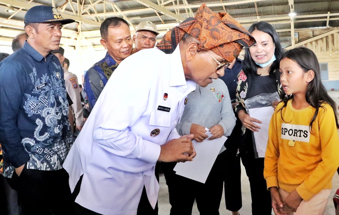 Bupati Simalungun Anton Achmad Saragih saat mengunjungi warga di Nagori Saboras, Jumat (10/7/2026). Foto: Dinas Kominfo Simalungun Bupati Simalungun Anton Achmad Saragih saat mengunjungi warga di Nagori Saboras, Jumat (10/7/2026). Foto: Dinas Kominfo Simalungun