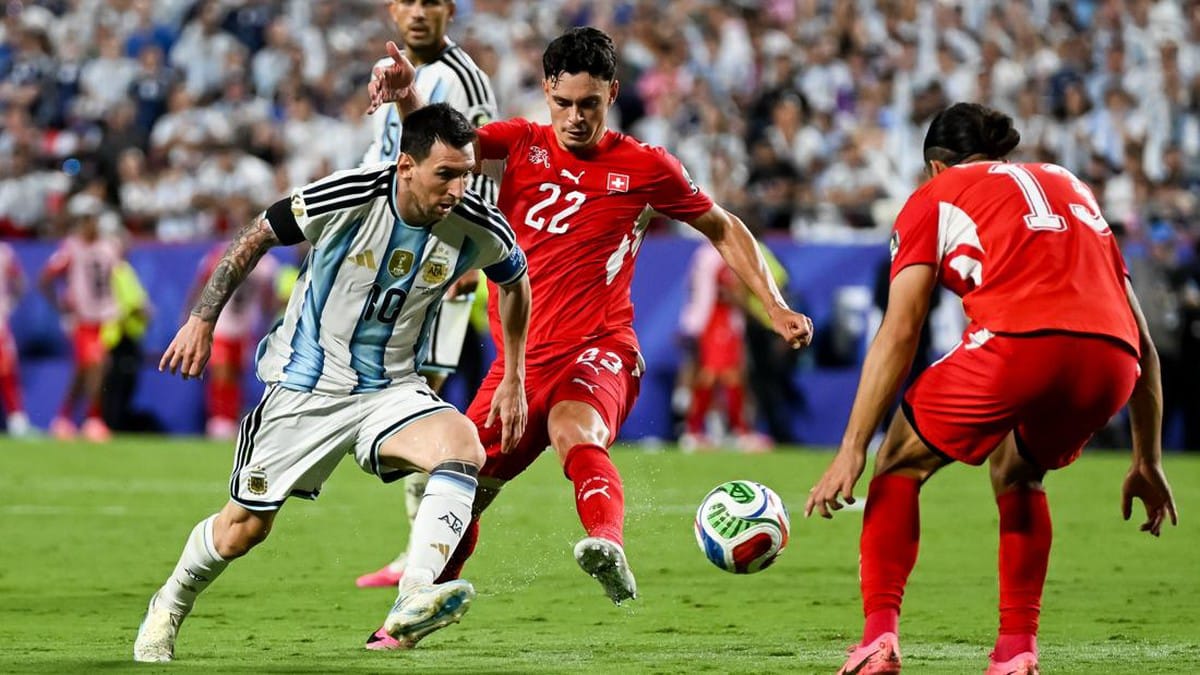 Messi coba terobos pertahanan Swiss di perempat final Piala Dunia 2026. Swiss gagal melaju ke semifinal, kalah dari Tim Tango 3-1 lewat extra time. (Google)
