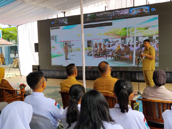 IMG-20260713-WA0006_resize_0 Gubernur Sumut Bobby Nasution saat membuka kegiatan Masa Pengenalan Lingkungan Sekolah (MPLS) SMA/SMK/SLB serentak se-Sumut di SMA Negeri 1 Binjai, Senin (13/7/2026). Foto/medandaily.com
