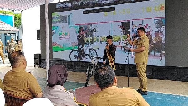 IMG-20260713-WA0008_resize_61 Gubernur Sumatera Utara (Sumut) Muhammad Bobby Afif Nasution memberikan. hadiah sepeda motor kepada peserta didik saat membuka Masa Pengenalan Lingkungan Sekolah (MPLS) bagi siswa baru SMA, SMK, dan SLB Negeri Tahun Pelajaran 2026/2027 se-Sumut di SMA Negeri 1 Binjai, Senin (13/7/2026). Foto/Diskominfo Sumut