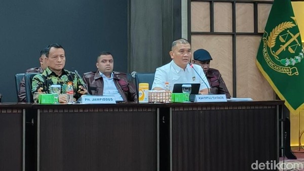 Kakortas Tipikor Polri Irjen Totok Suharyanto (baju putih) paparkan kasus korupsi kelas kakap libatkan Jampidsus Febri Adriansyah. (Detik)