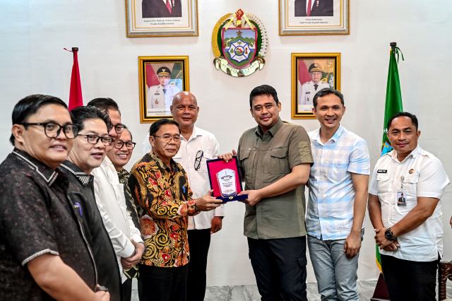 Gubernur Sumatera Utara (Sumut) Muhammad Bobby Afif Nasution di dampingi sejumlah OPD menerima audiensi Banua Niha Keriso Protestan (BNKP) di kediaman sementaranya di Gunungsitoli, Rabu (5/8/2026). Foto/Diskominfo Sumut