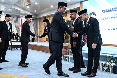 Gubernur Sumatera Utara (Sumut) Muhammad Bobby Afif Nasution didampingi Wakil Gubernur Sumut Surya, Pj Sekretaris Daerah Provinsi Sumut Timur Tumanggor dan sejumladh OPD melantik dan pengambilan sumpah janji jabatan Pejabat Pimpinan Tinggi Pratama di Lingkungan Pemerintah Provinsi Sumut, di Aula Tengku Rizal Nurdin Rumah Dinas Gubernur, Jalan Sudirman No 41 Medan, Jumat (18/9/2026). Foto/Diskominfo Sumut