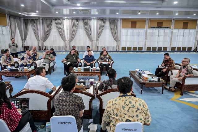 Gubernur Sumatera Utara (Sumut) Muhammad Bobby Afif Nasution, Penjabat (Pj) Sekretaris Daerah Provinsi Sumatera Utara (Sumut) Timur Tumanggor dan didampingi sejumlah OPD, Mengadakan rapat Bersama Ka Balai PKP, Apersi dan Rei mengenai program bedah rumah dari Kementrian PKP, di Aula Tengku Rizal Nurdin Rumah Dinas Gubernur, jalan Sudirman no 41 Medan, Jumat (18/9/2026). Foto/ Diskominfo Sumut