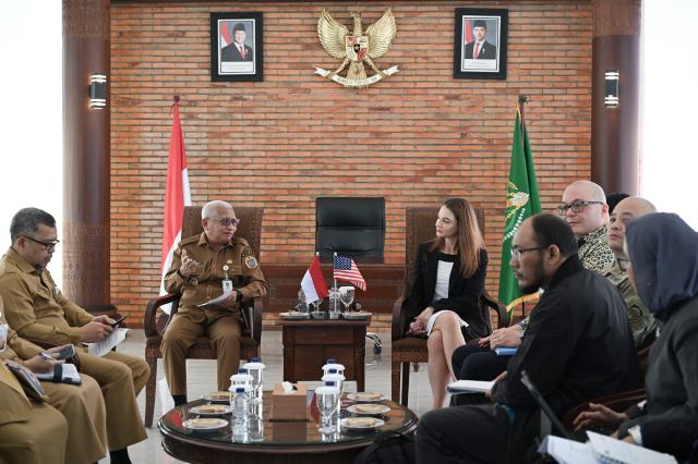 Wakil Gubernur Sumut Surya menerima kunjungan Courtesy Visit Konsul Amerika Serikat untuk Sumatera Lisa Podolny bersama Kepala Bagian Politik dari Kedutaan Besar AS di Jakarta David Muehlke dan Kepala Bagian Kerjasama Militer (Military Group) Kedutaan Besar AS di Jakarta Letkol Romelo Delos Santos, di Anjungan Lantai 9, Kantor Gubernur Sumut, Jalan Pangeran Diponegoro Nomor 30 Medan, Senin (21/9/2026). Foto/Diskominfo Sumut