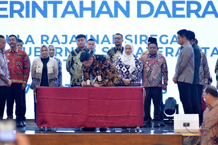 Gubernur Sumatera Utara (Sumut) Bobby Nasution bersama Bupati dan Walikota se-Sumut menandatangani komitmen bersama dalam pencegahan kourpsi pada Rapat Koordinasi Penguatan Tata Kelola Pemerintahan Daerah dan Pencegahan Korupsi Dalam Penyelenggaraan Pemerintahan Daerah Sumut di Aula Raja Inal Siregar Kantor Gubernur Sumut Jalan Diponegoro Kota Medan, Kamis (17/9/2026). Foto/Diskominfo Sumut