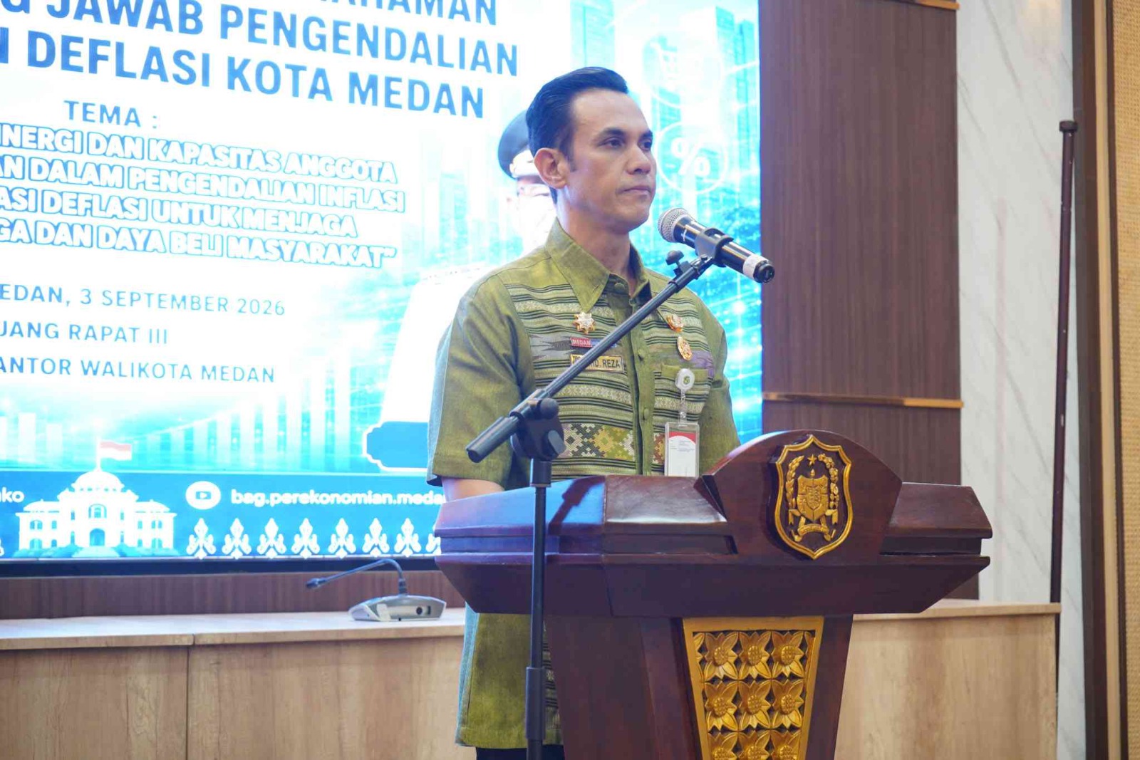 Dr. Ade Gunawan dari Tim TPID hadir memberi materi strategi antisipasi sebelum inflasi menggila. (Kominfo Medan Dok)