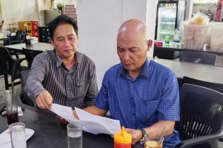 Khairul Muslim dan Bambang Srikurniawan Memperhatikan dan mempelajari SK Baru reposisi beberapa pengurus SMSI Sumut.