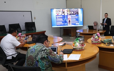 Kepala Badan Pendapatan Daerah (Bapenda) Kota Medan, Dr. M. Agha Novrian, S.STP., M.Si. memaparkan Laporan Akhir Proyek Perubahan dalam Seminar Pelatihan Kepemimpinan Nasional (PKN) TIngkat II Angkatan XII Tahun 2026, di  Ruang Seminar BPSDM Provinsi Sumatera Utara, Rabu (23/9/2026).