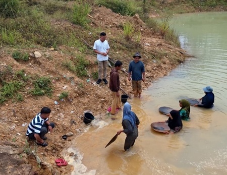 Aktivitas Pertambangan Tanpa Izin (PETI) di Desa Pulo Padang, Kecamatan Lingga Bayu, Kabupaten Madina.