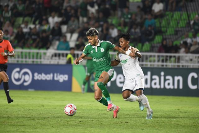 Phillerson Oliveira beraksi melewati pemain Persikad, Sabtu (3/10/2026).
