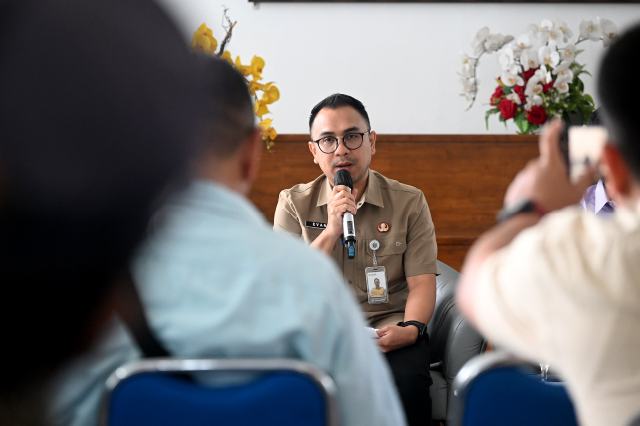 Pemerintah Provinsi Sumatera Utara (Sumut) melalui Kepala Biro Ekonomi Setdaprovsu Evan Botung Daulay melakukan Konferensi Pers terkait penanganan inflasi Pemrov Sumut. Kegiatan ini difasilitasi Dinas Kominfo Sumut berlangsung di Lobby Dekranasda Lantai 1 Kantor Gubernur Sumut Jalan Diponegoro 30 Kota Medan, Selasa (6/10/2026). Foto/Diskominfo Sumut