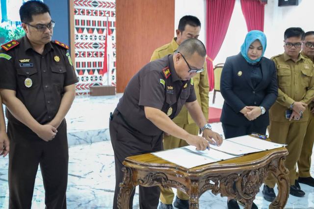 Pemerintah Kabupaten Mandailing Natal (Pemkab Madina) dan Kejaksaan Negeri (Kejari) menandatangani nota kesepahaman bertajuk Jaksa Sahabat Pendidik di Aula Kantor Bupati, Komplek Perkantoran Payaloting, Panyabungan, Selasa (6/10/ 2026).
