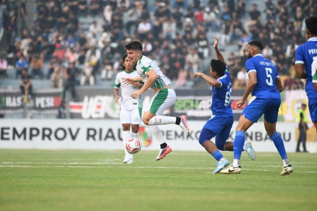 Pemain PSMS Medan Javier Siverio beraksi saat pertandingan melawan PSPS Pekanbaru dalam lanjutan Pegadaian Championship 2026/2027 di Stadion Kaharuddin Nasution, Pekanbaru, Minggu (11/10/2026) sore.
