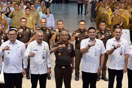 Gubernur Sumatera Utara (Sumut) Bobby Nasution bersama Kepala Kejaksaan Tinggi Sumut Muhibuddin menandatangani Nota Kesepahaman tentang Sinergi Pencegahan Terhadap Penyimpangan dan Gangguan Dalam Penyelenggaraan di Bidang Pendidikan di Wilayah Provinsi Sumut di Aula Raja Inal Siregar Kantor Gubernur Sumut Jalan Diponegoro Kota Medan. Selasa (6/10/2026). Foto/Diskominfo Sumut