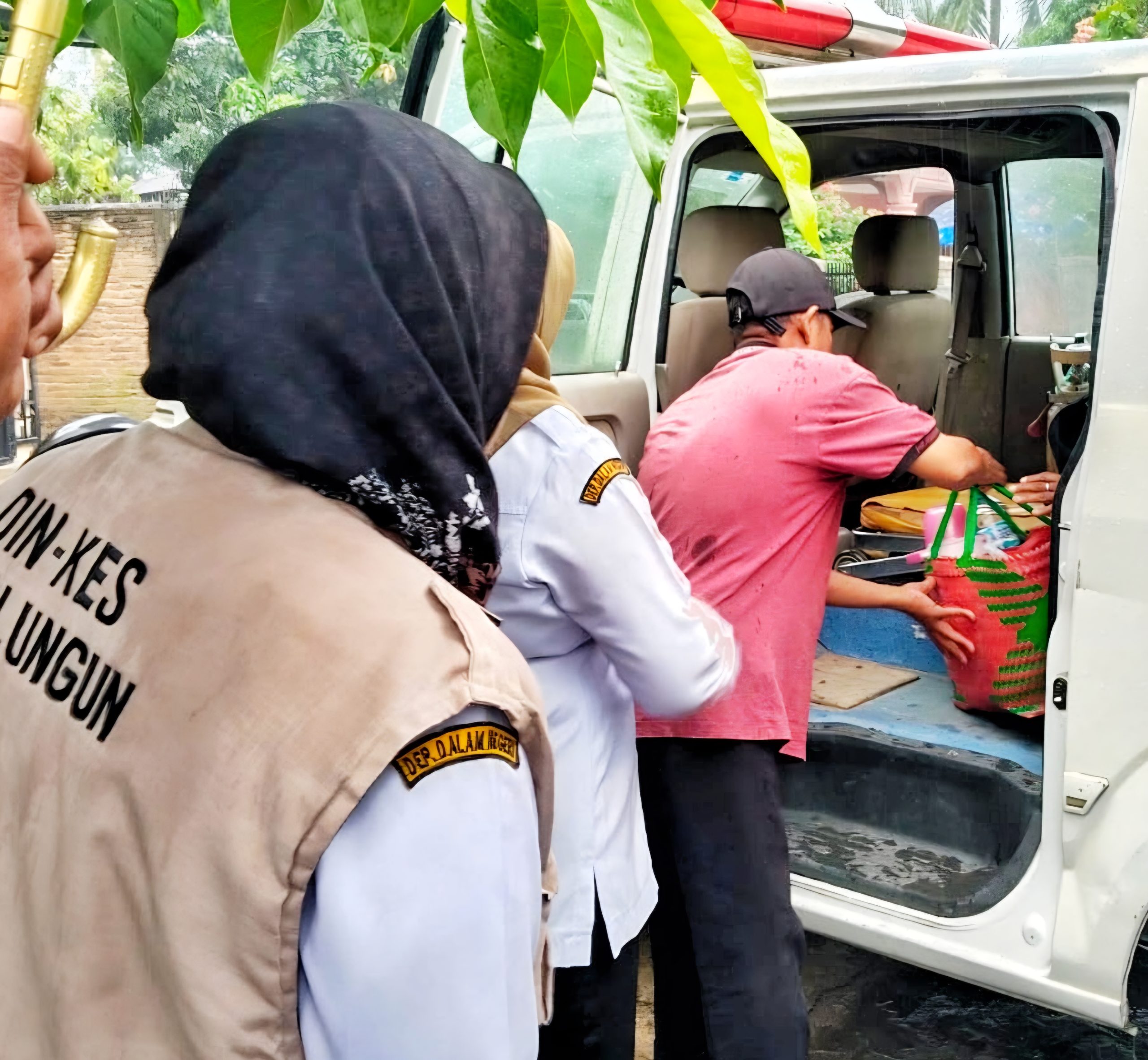 Personel Dinas Kesehatan saat menjemput warga Serbelawan yang sakit. Foto; Dinas Kominfo Simalungun