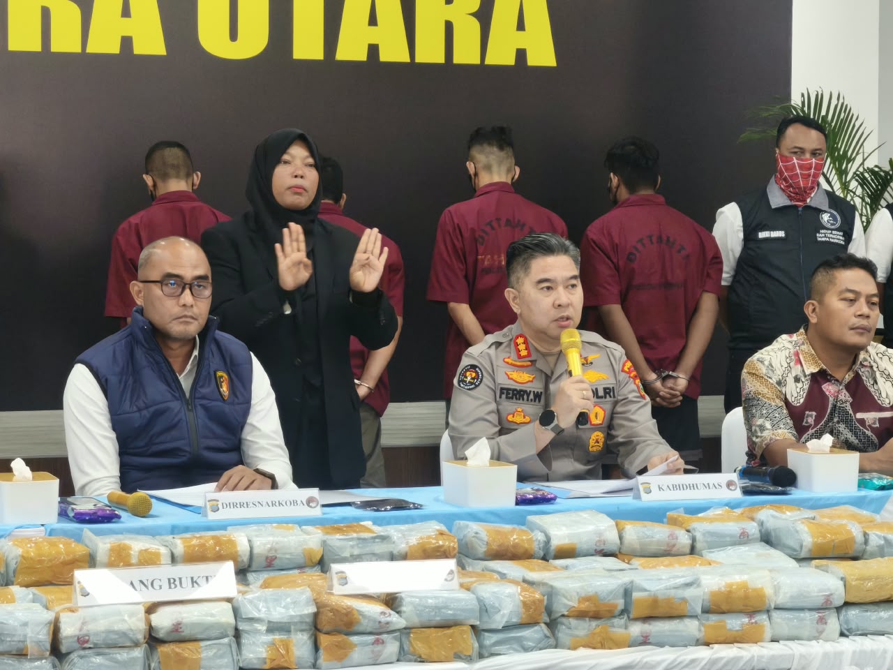 Kabid Humas Polda Sumut Kombes Pol Ferry Walintukan beberkan pengungkapan kasus narkotika. (Ist)
