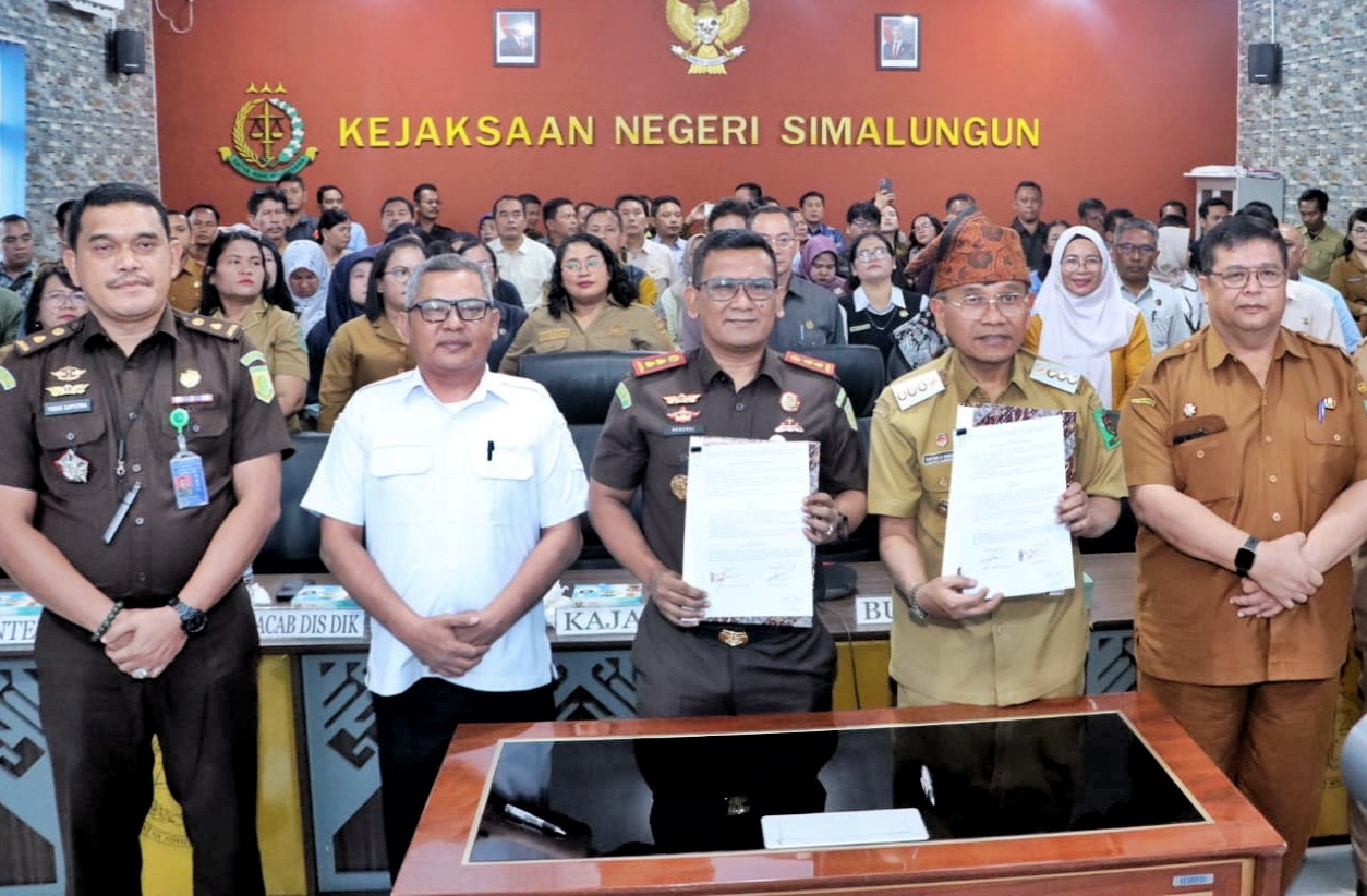 Bupati Simalungun Anton Achmad Saragih bersama Kajari Simalungun penandatanganan MoU memperkuat pengawasan dan pencegahan penyimpangan dalam penyelenggaraan pendidikan. FOTO: Dinas Kominfo Simalungun