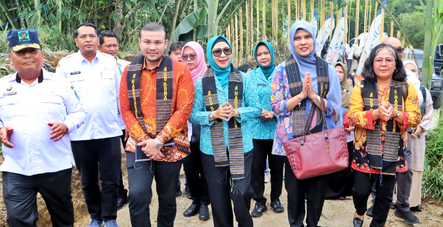 Ketua TP PKK Simalungun Darnawati menyambut tim Evaluasi Nagori Percontohan Program Peningkatan Peranan Wanita Menuju Keluarga Sehat dan Sejahtera (PTP2WKSS) Tingkat Provinsi Sumatera Utara di Nagori Silou Huluan, Kecamatan Raya, Rabu (7/10/2026). Foto; Dinas Kominfo Simalungun