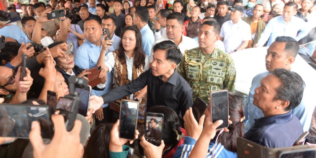 Gubernur Sumatera Utara Bobby Nasution mendampingi Wakil Presiden RI Gibran Rakabuming Raka mengunjungi siswa yang diduga menjadi korban keracunan MBG di RS Efarina Etaham dan RS Amanda, Jalan Lintas Desa Raya, Kabupaten Karo, Jumat (11/9/2026).